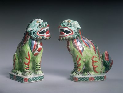 Coppia di leoni Famille Verte, periodo Kangxi da Qing Dynasty Chinese School