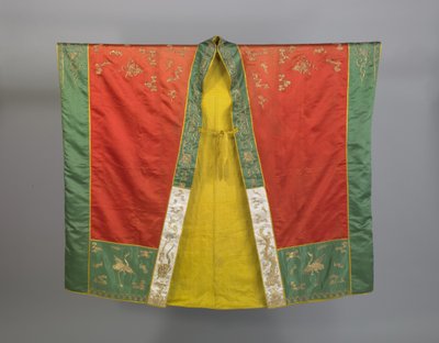 Paramento o "veste della discesa" per un sacerdote taoista di primo grado, fine XIX secolo (seta ricamata con fili di seta e metallici) da Qing Dynasty Chinese School