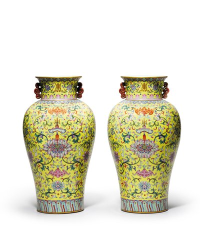 Coppia di vasi famille rose su fondo giallo da Qing Dynasty   Jiaqing Period Chinese School