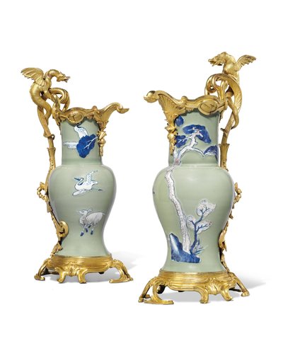 Coppia di brocche di Luigi XV, porcellana 1662-1722, montature c.1745-49 da Qing Dynasty   Kangxi Period Chinese
