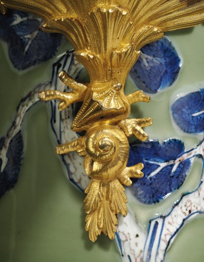 Una delle coppie di brocche Luigi XV, porcellana 1662-1722, montature c.1745-49 da Qing Dynasty   Kangxi Period Chinese