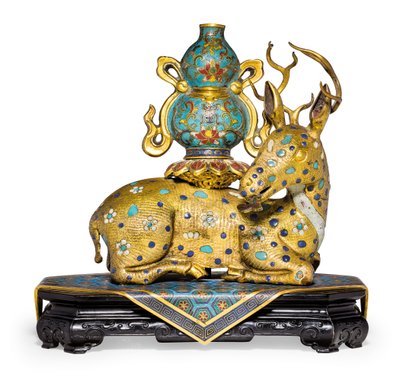 Una coppia di cervi sdraiati da Qing Dynasty   Qianlong Period Chinese