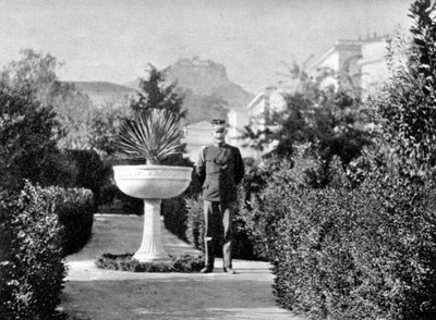 Principe Costantino 1868-1923, il Duca di Sparta, nel suo giardino ad Atene, 1908 da Queen Alexandra
