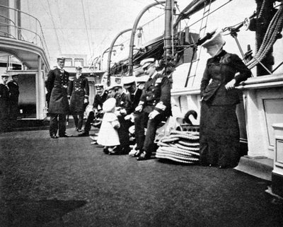 Principe Olav, il futuro re Olav V di Norvegia, che conversa con ufficiali navali da Queen Alexandra