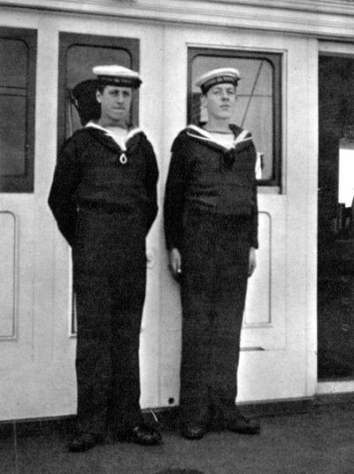 Due ragazzi di bordo sullo yacht reale Victoria e Albert III da Queen Alexandra