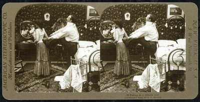 Carta stereoscopica che raffigura una donna che viene allacciata in un corsetto, pubblicata dalla American Stereoscopic Company da R.Y Young