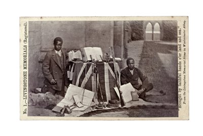 James Chuma e Abdullah Susi con artefatti di David Livingstone, Newstead Abbey, Inghilterra, giugno 1874 da R. and Son Allen