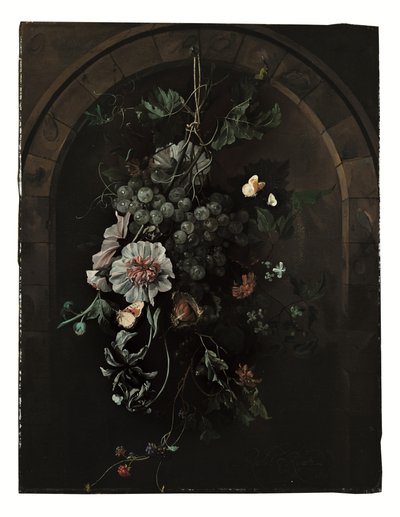 Un festone di uva, malvarosa, iris, malva, calendule africane, clematide, ippocastano e more con farfalle e altri insetti sospesi davanti a un arco di pietra da Rachel Ruysch