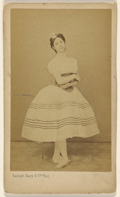 [Ballerina non identificata, in piedi] da Radoult and Vaury and Cie.