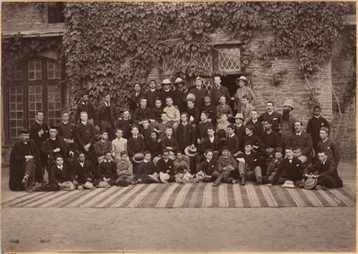 Studenti e personale della scuola media, Bishop Cotton School, Shimla (verso) da Raja Deen Dayal