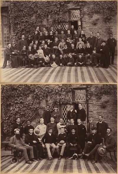 Classe primaria della Bishop Cotton School, Shimla (recto); studenti e insegnanti delle classi superiori della Bishop Cotton School, Shimla (verso) da Raja Deen Dayal