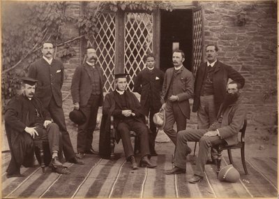 Preside e insegnanti della Bishop Cotton School, Shimla (recto) da Raja Deen Dayal