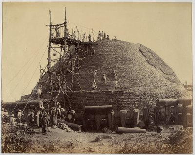 Stupa di Sanchi da sud-ovest durante le riparazioni da Raja Deen Dayal
