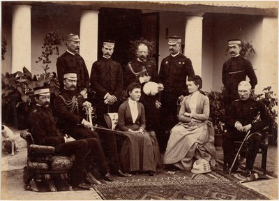 Il duca e la duchessa di Connaught, con il colonnello Adam, il capitano H.V. Benett, il colonnello Becher, il generale Knowles, il capitano Herbert, il colonnello Cavaye, la signora Cavaye e il generale R. Gellispie, Mhow da Raja Deen Dayal
