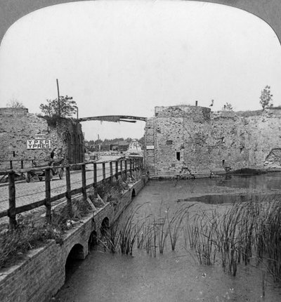 Bastioni del XIV secolo e Porta di Lille, Ypres, Belgio, Prima Guerra Mondiale, c1914-c1918 da Realistic Travels Publishers
