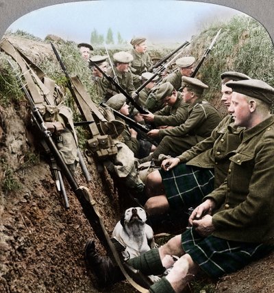 Una sezione degli Highlanders di Seaforth che si concedono un momento di riposo, Prima Guerra Mondiale, c1914-c1918 da Realistic Travels Publishers