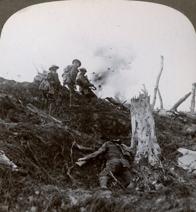 Avanzata attraverso la Terra di Nessuno per assaltare le linee tedesche, Prima Guerra Mondiale, 1914-1918 da Realistic Travels Publishers