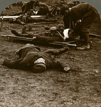 Dopo la tempesta e lo stress della battaglia, cura dei feriti, Prima Guerra Mondiale da Realistic Travels Publishers