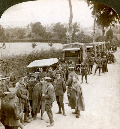 Convoglio di munizioni parcheggiato in una corsia delle Fiandre in attesa di ordini, Prima Guerra Mondiale, 1914-1918 da Realistic Travels Publishers