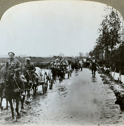 Artiglieria che attraversa il fango verso Gommecourt, Francia, Prima Guerra Mondiale da Realistic Travels Publishers