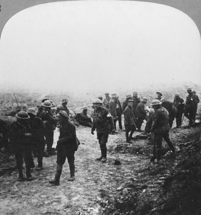 Assistenza ai feriti sulla strada di Menin, Ypres, Fiandre, Belgio, Prima Guerra Mondiale, c1914-c1918 da Realistic Travels Publishers