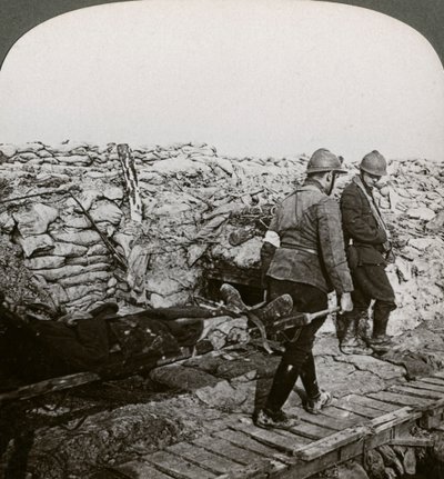 Barellieri belgi che trasportano feriti in una trincea, Dixmude, Belgio, Prima Guerra Mondiale, 1914-1918 da Realistic Travels Publishers