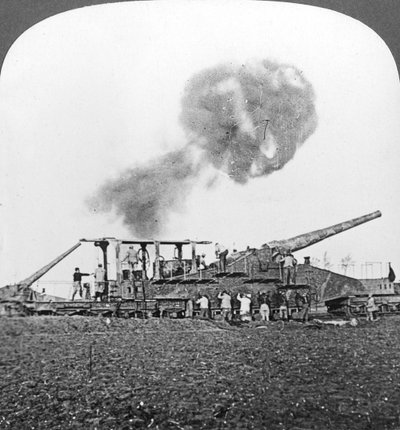 Cannoni ferroviari britannici da 16 pollici in azione, Prima Guerra Mondiale, c. 1914-1918 da Realistic Travels Publishers
