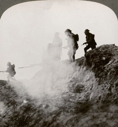 Soldati britannici avanzano sotto copertura di gas e fumo, Francia, Prima Guerra Mondiale, 1916 da Realistic Travels Publishers