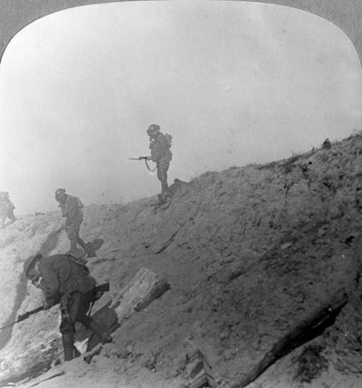 Truppe britanniche avanzano attraverso il gas, Passchendaele, Ypres, Belgio, Prima Guerra Mondiale da Realistic Travels Publishers