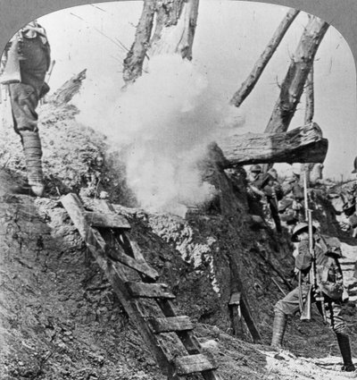 Truppe britanniche che avanzano, Fiandre, Belgio, Prima Guerra Mondiale, c1914-c1918 da Realistic Travels Publishers