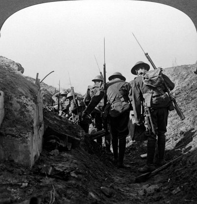 Truppe britanniche in una trincea catturata, Linea Hindenburg, Francia, Prima Guerra Mondiale da Realistic Travels Publishers