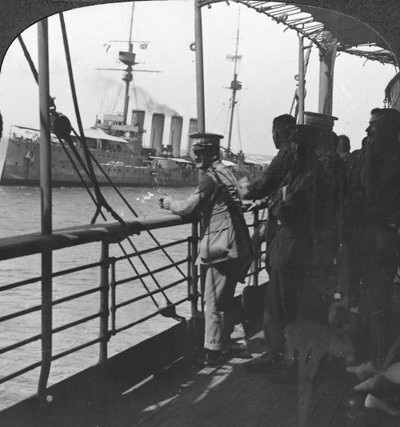 Truppe britanniche su una nave da trasporto truppe, Prima Guerra Mondiale, c1914 da Realistic Travels Publishers