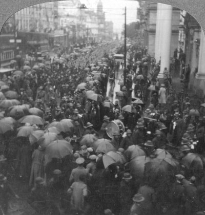 Truppe britanniche in parata su Adderley Street, Città del Capo, Sudafrica, Prima Guerra Mondiale, c1914-c1918 da Realistic Travels Publishers