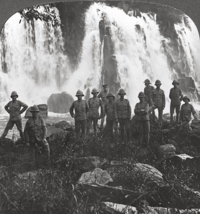 Truppe britanniche che si rinfrescano a una cascata, Africa, Prima Guerra Mondiale, c1914-c1918 da Realistic Travels Publishers