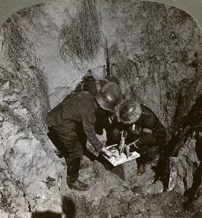 Prigioniero tedesco catturato che fornisce informazioni ai suoi catturatori, Prima Guerra Mondiale, 1914-1918 da Realistic Travels Publishers