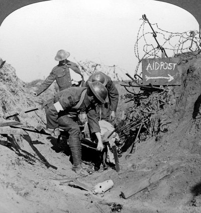 Trasporto di un soldato ferito a un posto di primo soccorso, Passchendaele, Belgio, Prima Guerra Mondiale, 1914-1918 da Realistic Travels Publishers