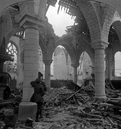 Chiesa in rovina, Richebourg, Francia, Prima Guerra Mondiale, 1914-1918 da Realistic Travels Publishers