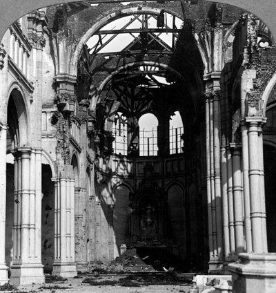 Danni alla Chiesa di Notre Dame, Armentieres, Francia, Prima Guerra Mondiale da Realistic Travels Publishers
