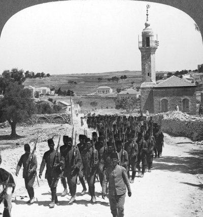 Soldati turchi sconfitti, Palestina, Prima Guerra Mondiale, c1917-c1918 da Realistic Travels Publishers