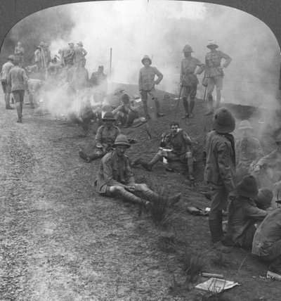 Fuochi da campo e colazione al mattino presto nel Golfo Persico, Prima Guerra Mondiale, c1914-c1918 da Realistic Travels Publishers