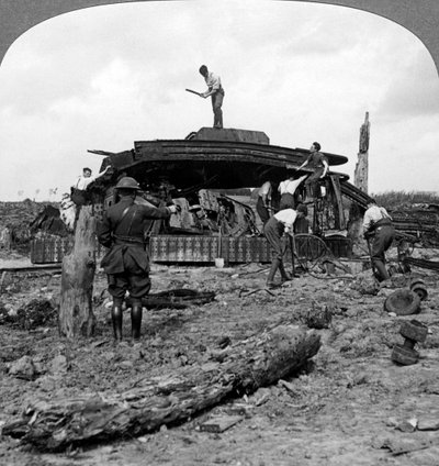 Ingegneri che rimuovono un carro armato distrutto da una strada, Prima Guerra Mondiale, 1917-1918 da Realistic Travels Publishers