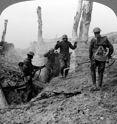 Soldati tedeschi che si arrendono, Bullecourt, Francia, Prima Guerra Mondiale, 1914-1918 da Realistic Travels Publishers