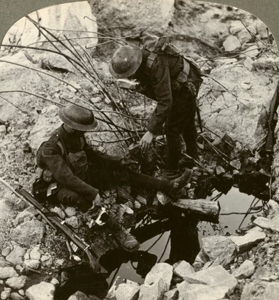 Dare acqua a un compagno ferito, Hooge, Ypres, Belgio, Prima Guerra Mondiale, 1914-1918 da Realistic Travels Publishers