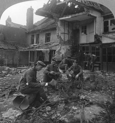 Case danneggiate dal fuoco tedesco, saliente di Ypres, Belgio, Prima Guerra Mondiale, c1914-c1918 da Realistic Travels Publishers