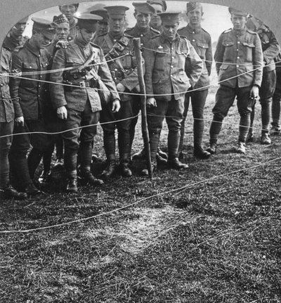 Impressione di un corpo nel terreno, Billericay, Essex, Prima Guerra Mondiale, 1916 da Realistic Travels Publishers