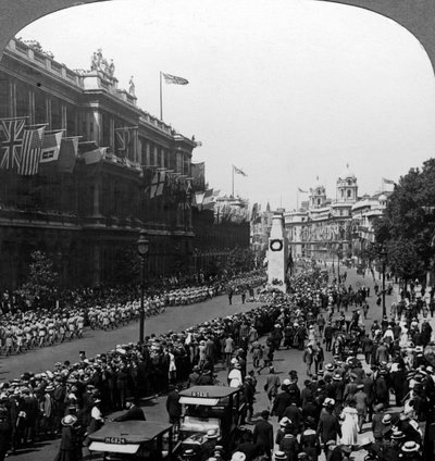 Truppe indiane che salutano il Milite Ignoto al Cenotafio, Whitehall, Londra, c1920 da Realistic Travels Publishers