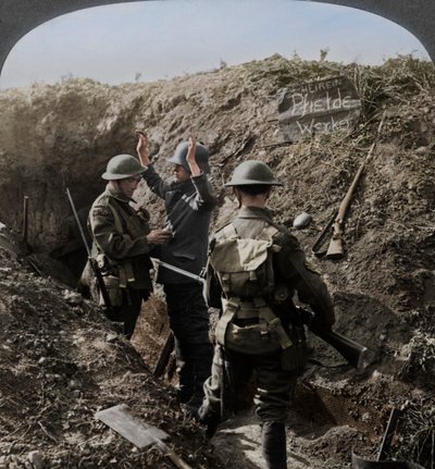 Interrogatorio di un prigioniero tedesco per ottenere informazioni, Prima Guerra Mondiale, 1914-1918 da Realistic Travels Publishers