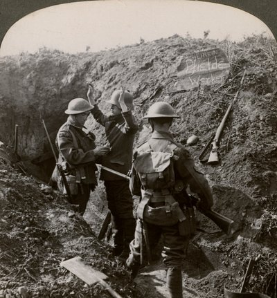 Interrogatorio di un prigioniero tedesco per ottenere informazioni, Prima Guerra Mondiale, 1914-1918 da Realistic Travels Publishers