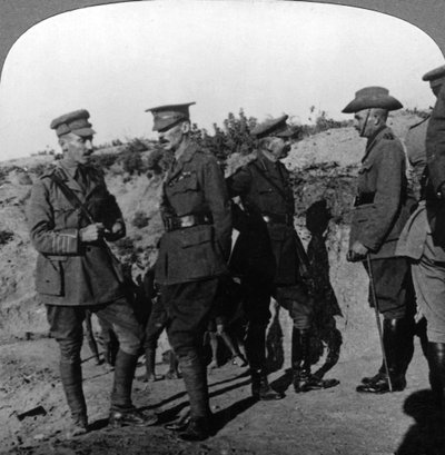Lord Kitchener esamina la situazione a Gallipoli con gli ufficiali ANZAC, Prima Guerra Mondiale, 1915-1916 da Realistic Travels Publishers