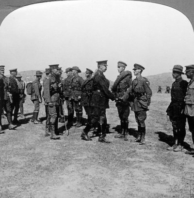 Lord Kitchener elogia le truppe per i loro assalti ai Dardanelli, Prima Guerra Mondiale, 1915-1916 da Realistic Travels Publishers
